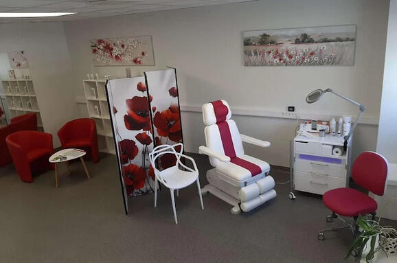 Foot care services: relaxing foot care, corn removal, treatment for cracked heels and callus removal, foot care for seniors, men's pedicure, treatment for thickened toenails and nail fungus, medical pedicure and pedicure for problematic feet.